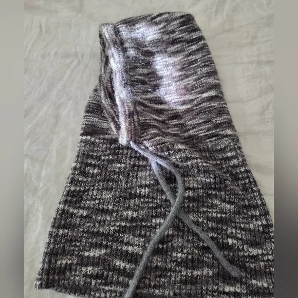 Free People Women's  Knitted Hood - Scarf / Balaclava. Gray / Black And White - Picture 4 of 7